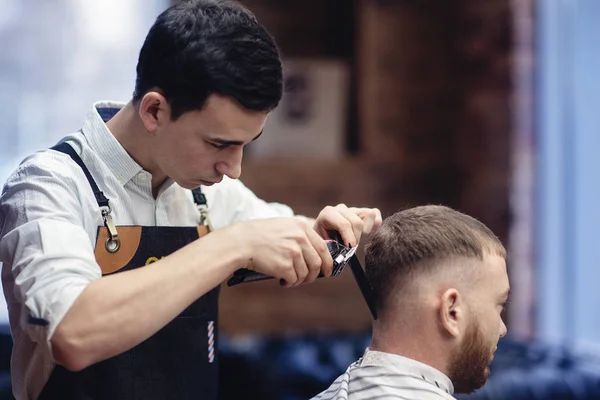 Peluquero Afeita Cabeza Del Cliente Con Trimmer — Foto de Stock