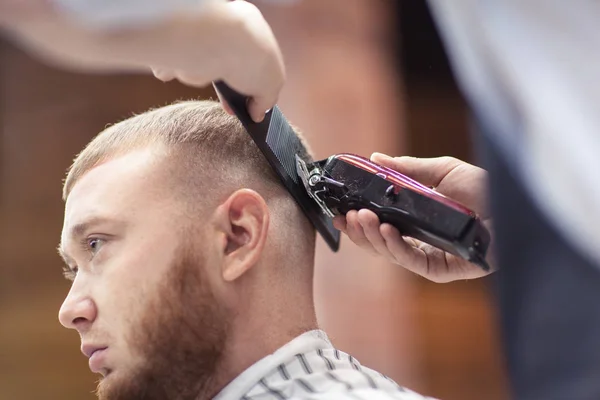 理发师用修剪器把客户的头剃光了 — 图库照片