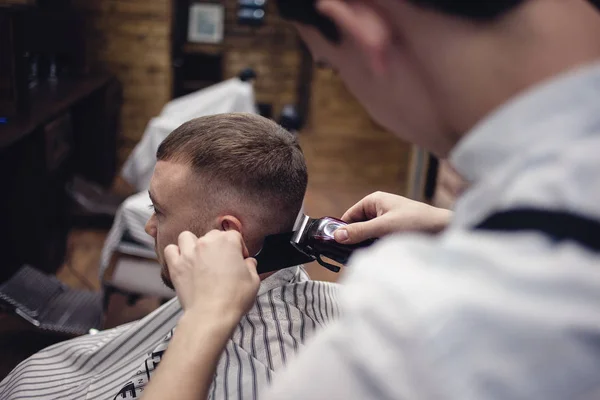 Peluquero Afeita Cabeza Del Cliente Con Trimmer — Foto de Stock