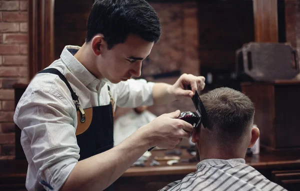 理发师用修剪器把客户的头剃光了 — 图库照片