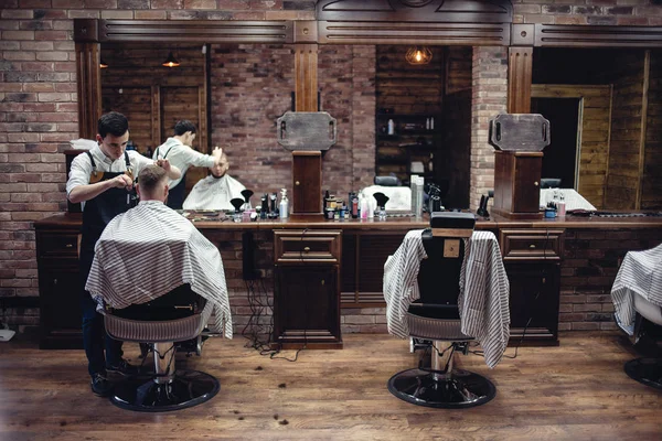 Barbería Interior Marrón Con Gente Corte Pelo Peluquería Los Hombres — Foto de Stock