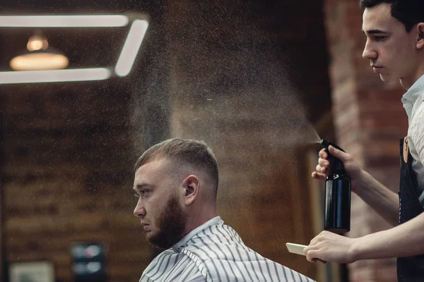 理发师在客户的头发上溅水 在沙龙的发型 — 图库照片