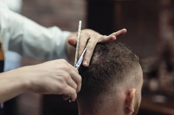剪头发头剪刀 理发师的工作 男士美发师 — 图库照片