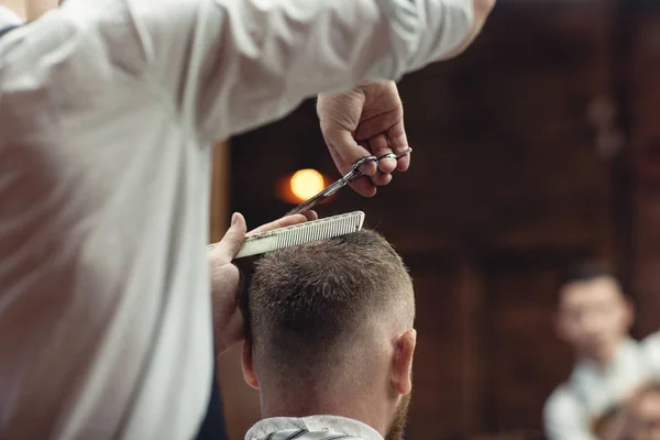 剪头发头剪刀 理发师的工作 男士美发师 — 图库照片