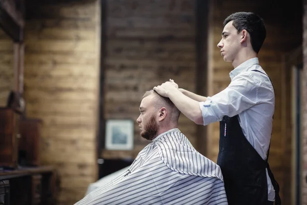 理发店 理发师的工作 理发师用剃须刀刮胡子 — 图库照片