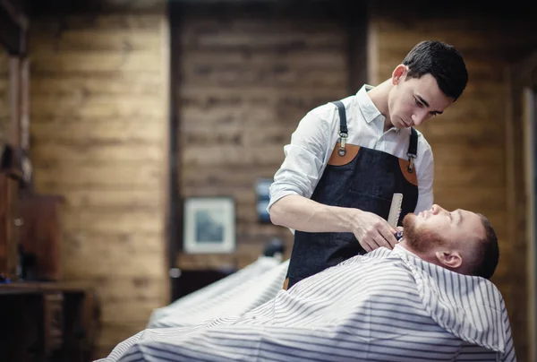 理髪店 床屋の仕事 理容室シェービング マシンでクライアントのひげを剃る — ストック写真