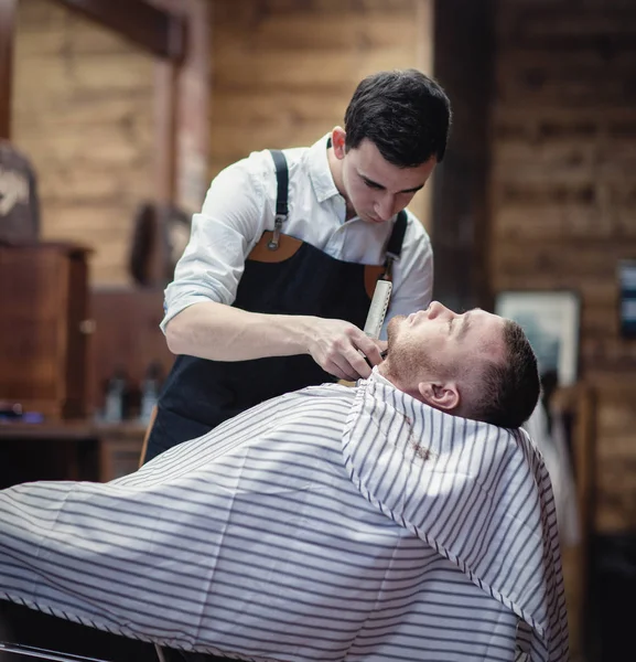 Barbería Trabajo Barbero Barber Afeita Barba Del Cliente Con Una — Foto de Stock