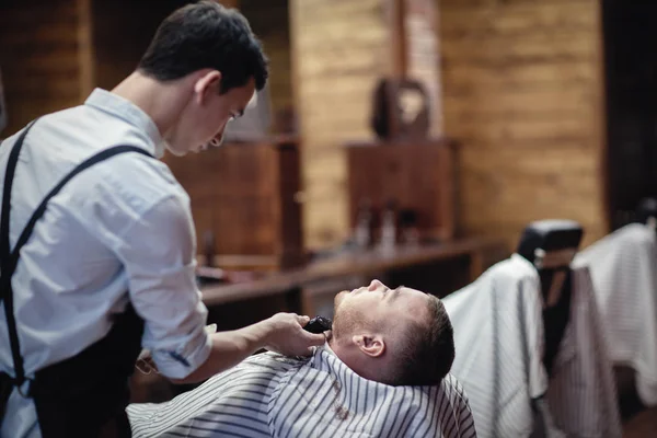 Barbería Trabajo Barbero Barber Afeita Barba Del Cliente Con Una — Foto de Stock