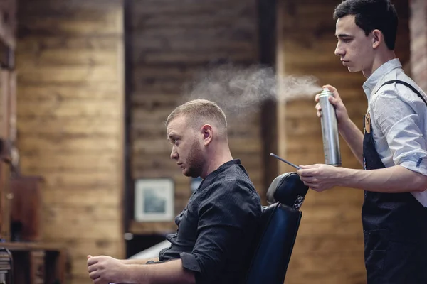 Barber Šplouchání Vody Vlasy Klienta Účes Salonu — Stock fotografie
