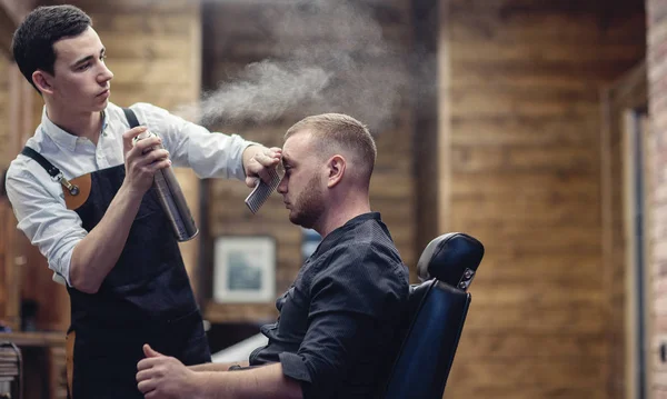 Kuaför Müşteri Saç Sıçramalarına Salonda Saç Kesimi — Stok fotoğraf