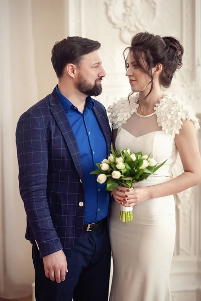 Recém Casados Brilho Uma Camisa Azul Casaco Uma Jaula Noiva — Fotografia de Stock