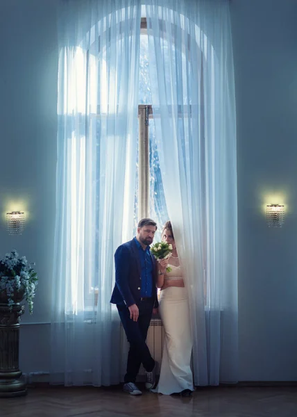 Ett Nygift Par Kärlek Nära Ett Stort Fönster Med Vita — Stockfoto
