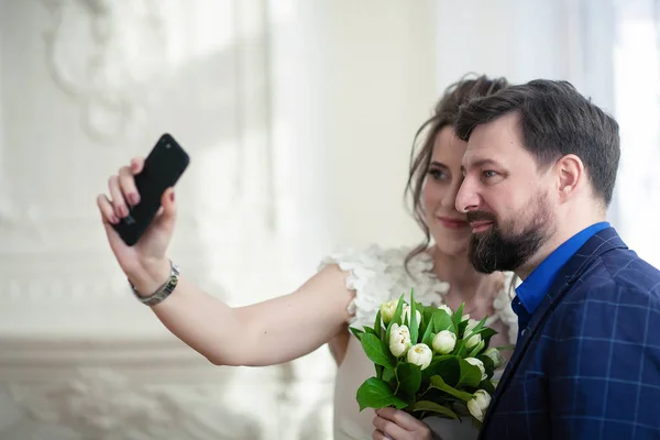 Recém Casados Alegres Fazem Selfie Amantes Tirar Fotos Mesmos Telefone — Fotografia de Stock