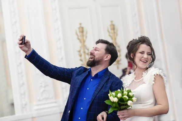 Joyful Nygifta Göra Selfie Älskare Bilder Sig Själva Telefonen — Stockfoto