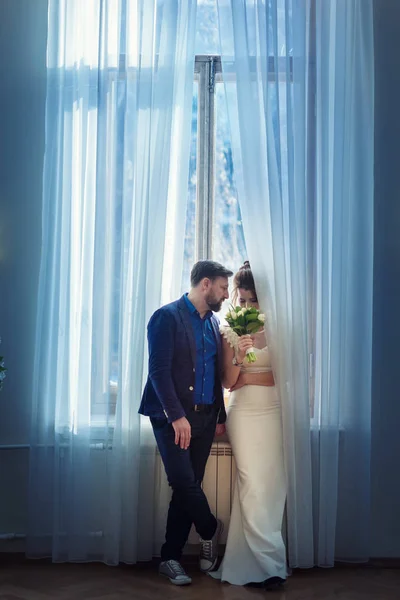Ett Nygift Par Kärlek Nära Ett Stort Fönster Med Vita — Stockfoto