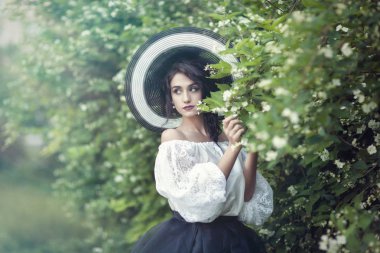 Yasemin çiçekleri ile güzel bir vintage elbiseli bir kız