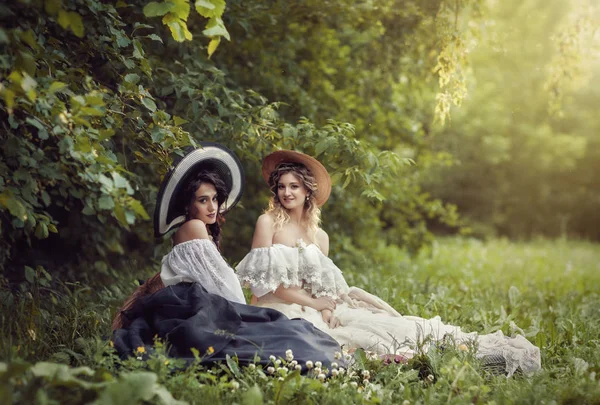 Duas meninas em roupas vintage e chapéus — Fotografia de Stock