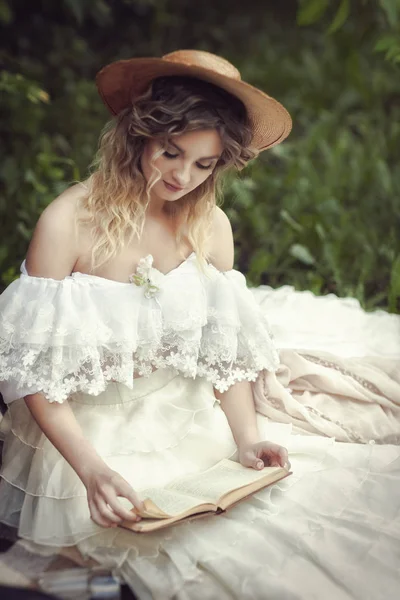 Güzel sarışın beyaz elbiseli bir kitap okuma — Stok fotoğraf