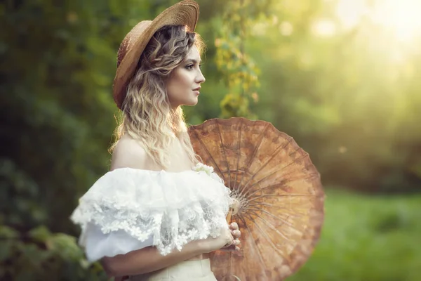 Bela loira em um vestido vintage branco — Fotografia de Stock