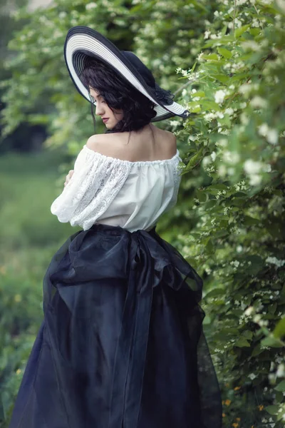 Uma menina em um belo vestido vintage com flores de jasmim — Fotografia de Stock