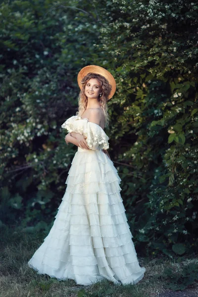 Uma menina em um belo vestido vintage com flores de jasmim — Fotografia de Stock
