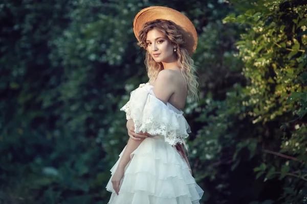 Una chica en un hermoso vestido vintage con flores de jazmín — Foto de Stock