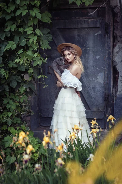 Menina com um vestido vintage com um gato — Fotografia de Stock