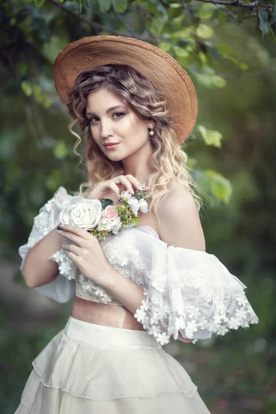 Vacker blondin i en vit vintage klänning — Stockfoto