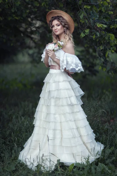 Vacker blondin i en vit vintage klänning — Stockfoto