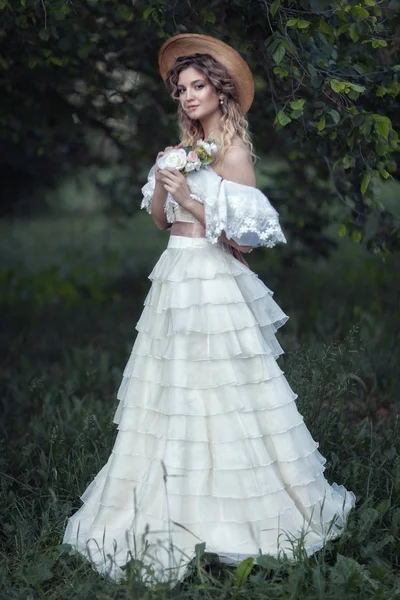 Hermosa rubia en un vestido vintage blanco — Foto de Stock