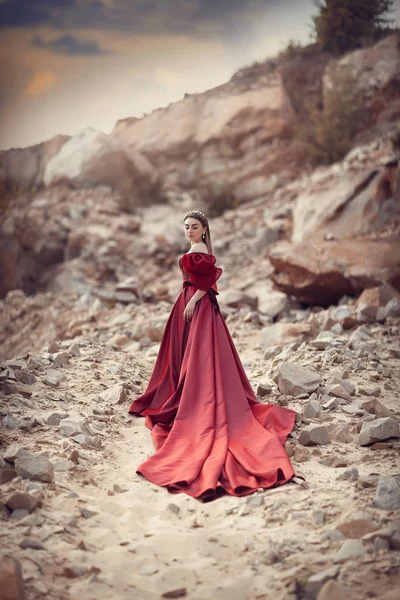 Menina em um vestido vermelho com uma saia longa — Fotografia de Stock