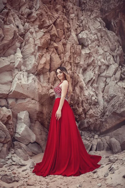 Дівчина в червоній сукні з довгою спідницею — стокове фото