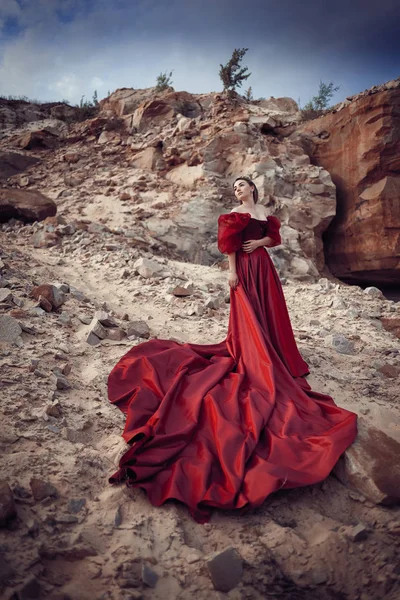 Flicka i en röd klänning med en lång kjol — Stockfoto