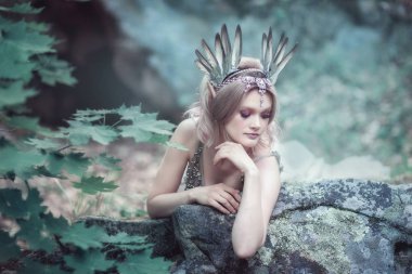 Güzel taşlar içinde peri masalı kız. Yosundaki taşlar.