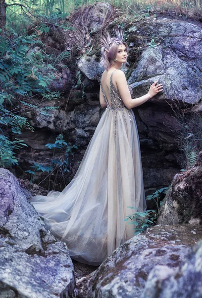 Menina conto de fadas em pedras bonitas. Pedras no musgo . — Fotografia de Stock