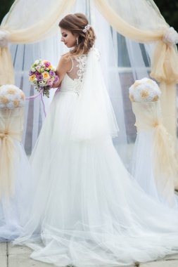 Beyaz elbiseli genç gelin portresi