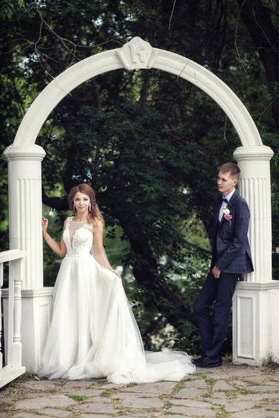 Portret van de pasgetrouwden in het park — Stockfoto