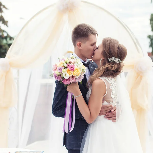 Boda. El beso de la novia y el novio . — Foto de Stock