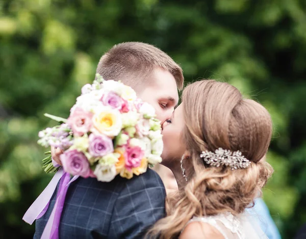 Wedding. Kiss of the bride and groom. — Φωτογραφία Αρχείου