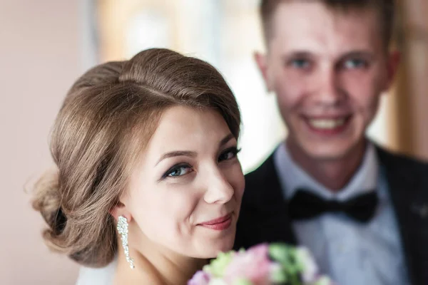 Boda. Una pareja feliz. Dos amantes sonríen — Foto de Stock