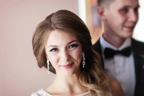 Casamento. Um casal feliz. Dois amantes estão sorrindo — Fotografia de Stock