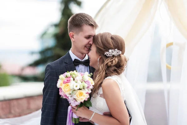 Casamento. Um casal feliz. Dois amantes estão sorrindo — Fotografia de Stock