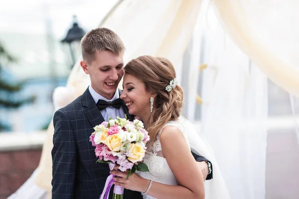 Casamento. Um casal feliz. Dois amantes estão sorrindo — Fotografia de Stock