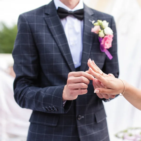 Boda. Manos de los recién casados con anillos — Foto de Stock