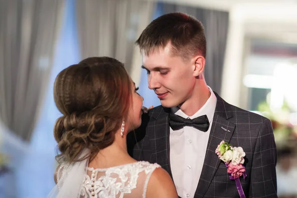 Boda. Danza de los recién casados. La novia y el novio bailan — Foto de Stock