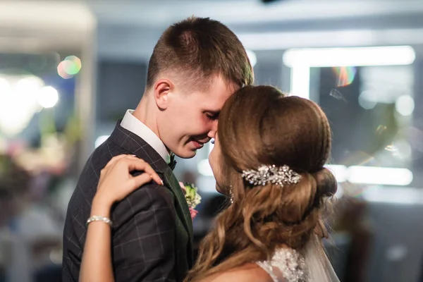 Casamento. Dança dos recém-casados. A noiva e o noivo estão a dançar — Fotografia de Stock