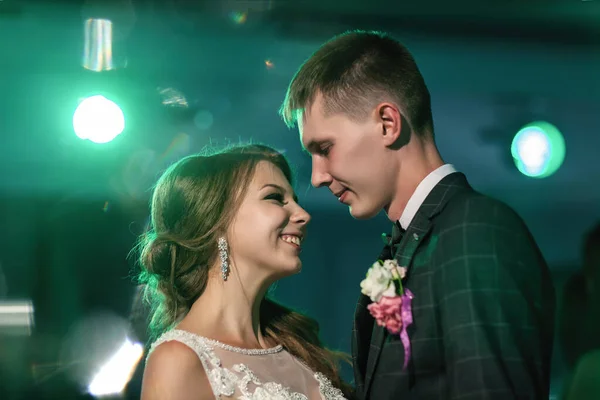 Casamento. Dança dos recém-casados. A noiva e o noivo estão a dançar — Fotografia de Stock