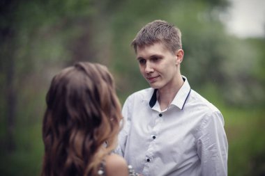 Ormanda iki sevgili. Yağmur ormanlarında fotoğraf çekimi.