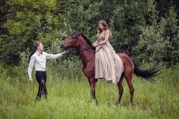 História de amor. Dois amantes na floresta. Foto com um cavalo — Fotografia de Stock