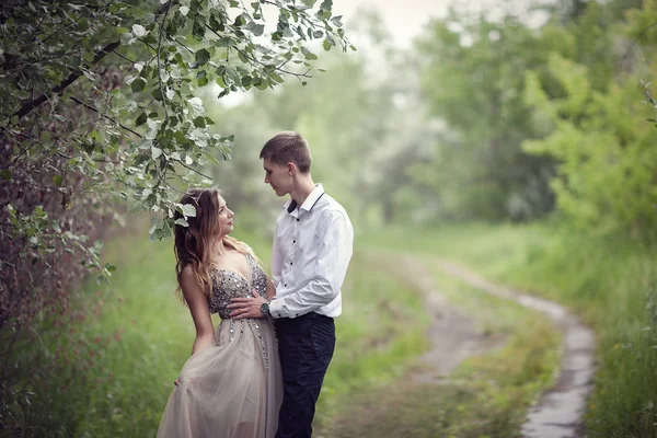 Two lovers in the forest. Photoshoot in the rainy forest — Stock Photo, Image